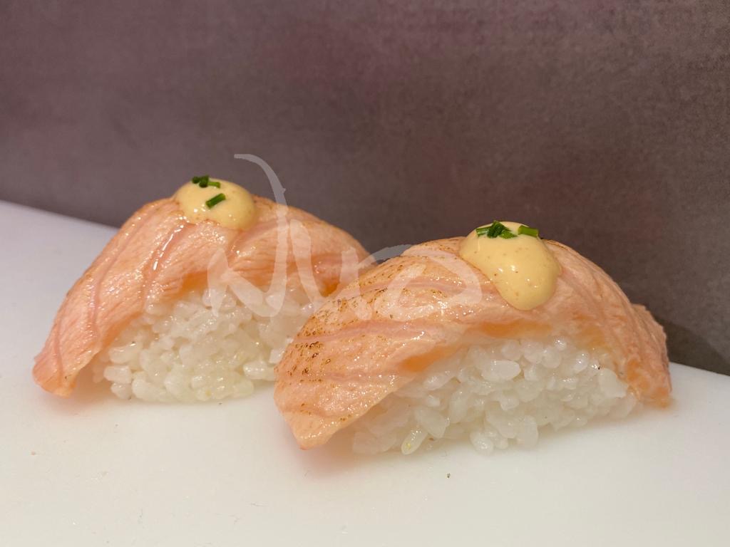 sushi salmon flambeado