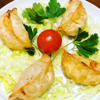 Gyoza de pollo frito